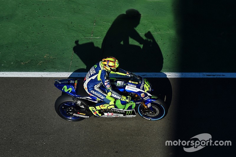 Rossi señala que el podio es