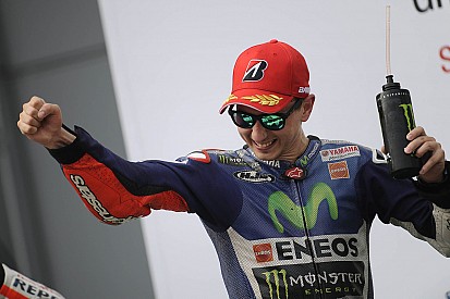 Lorenzo absorbe la presión a pesar de un neumático "destruido"