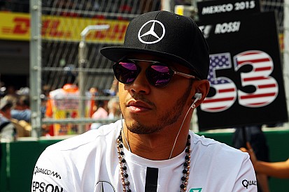 Hamilton falta a evento em SP; Mercedes nega rumores