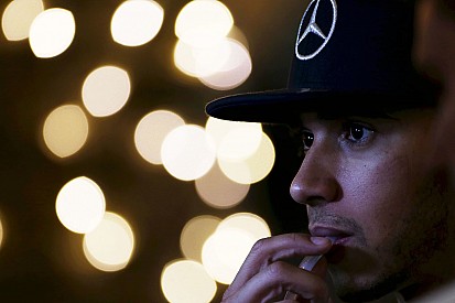 Lewis Hamilton: Verspätung wegen Fieber und Autounfall