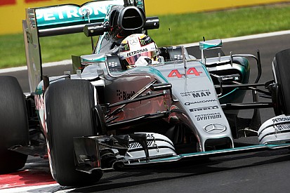 Hamilton raakte drie geparkeerde auto's in Monaco-crash