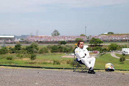 "Banho de sol" de Alonso vira fenômeno nas redes sociais