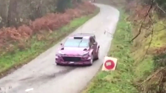 Sordo prova una Hyundai i20 WRC 2016 evoluta