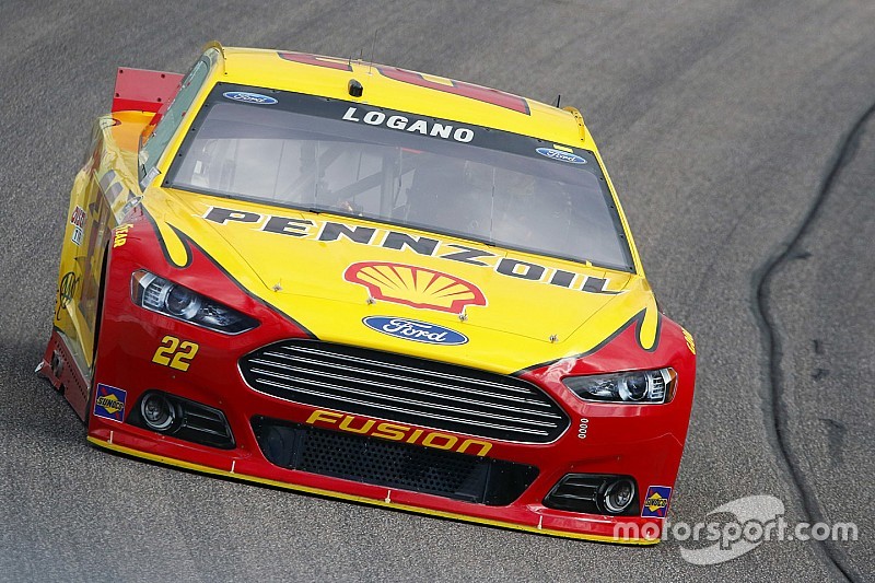 Logano lideró la Happy Hour y Gordon fue el mejor de los contendientes al título