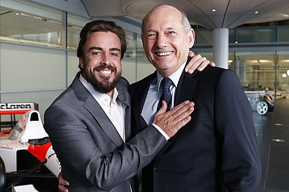 Fernando Alonso verrast: 'Ik race gewoon in 2016'