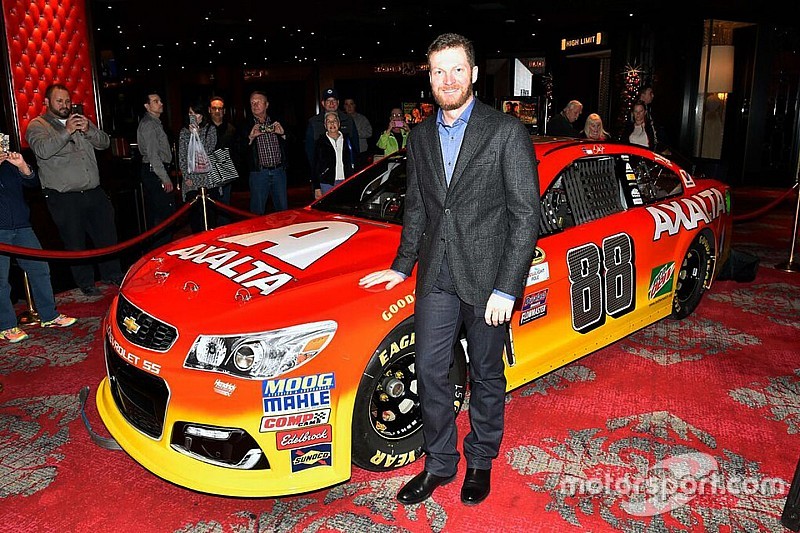 Dale Earnhardt Jr. presentó su decoración con Axalta