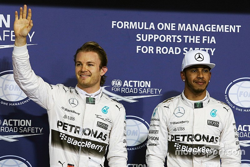 Ecclestone brinca com rixa de Rosberg e Hamilton em cartão
