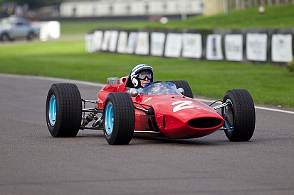 John Surtees é condecorado por carreira no automobilismo
