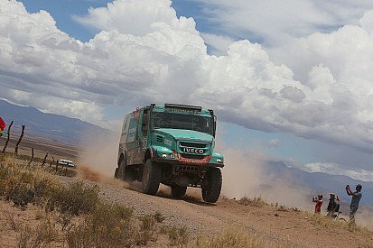 Dakar trucks: De Rooy grijpt de macht in etappe acht