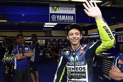 Valentino ya "abrazó" la Yamaha M1 2016