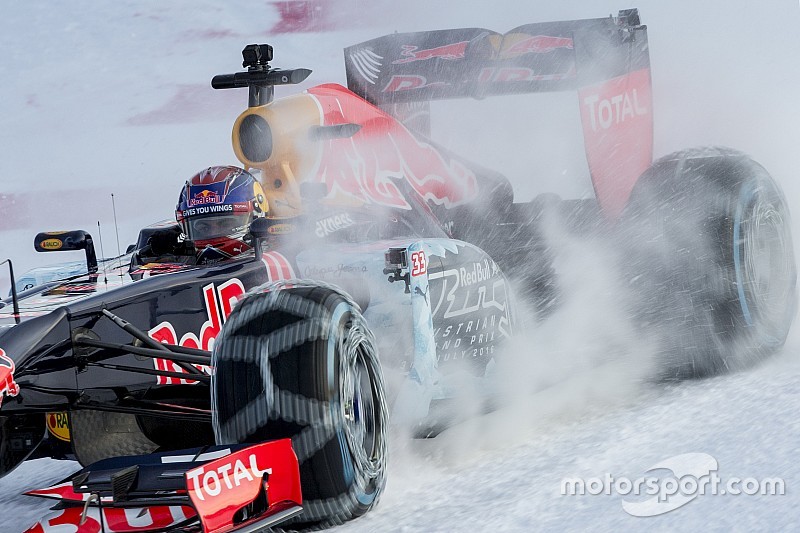Verstappen muestra cómo manejar un F1 en la nieve