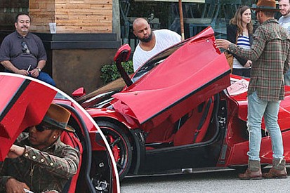 Lewis con LaFerrari. Mercedes come la prenderà?