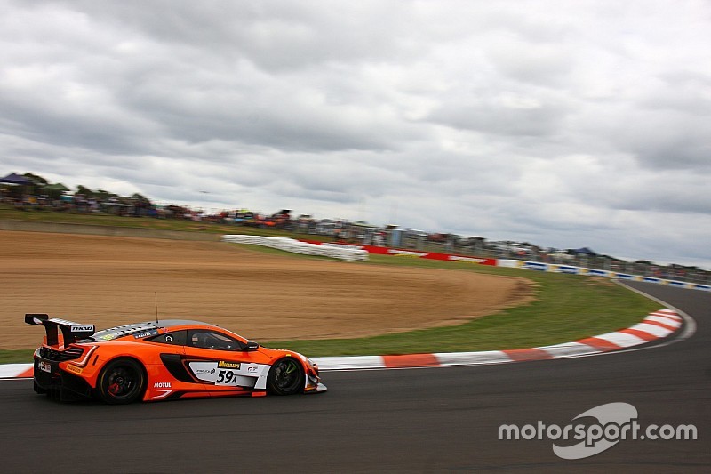 12h Bathurst: McLaren gewinnt den Start – Kollision Ferrari/Lambo