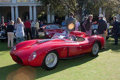 Ferrari de 1957 é leiloada por R$ 140 milhões na França