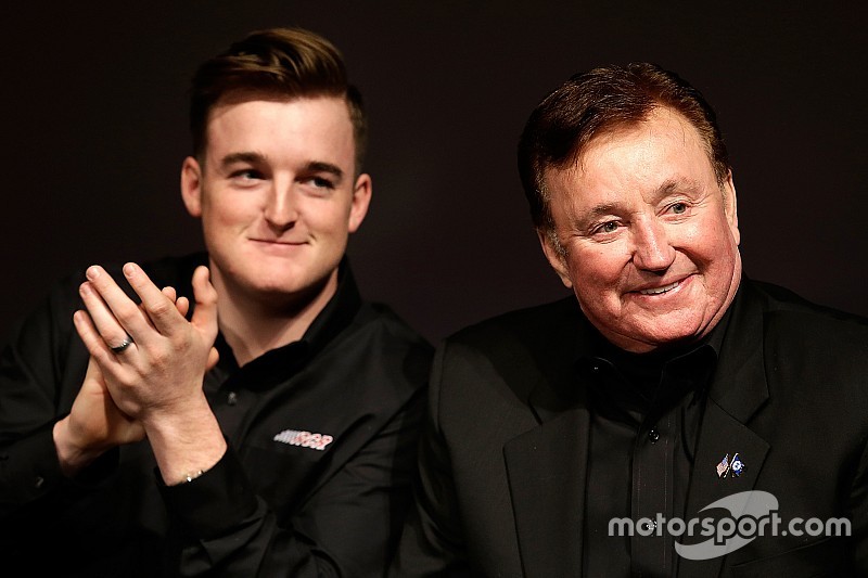Dillon sigue negociando con Stewart-Haas, pero no ha firmado