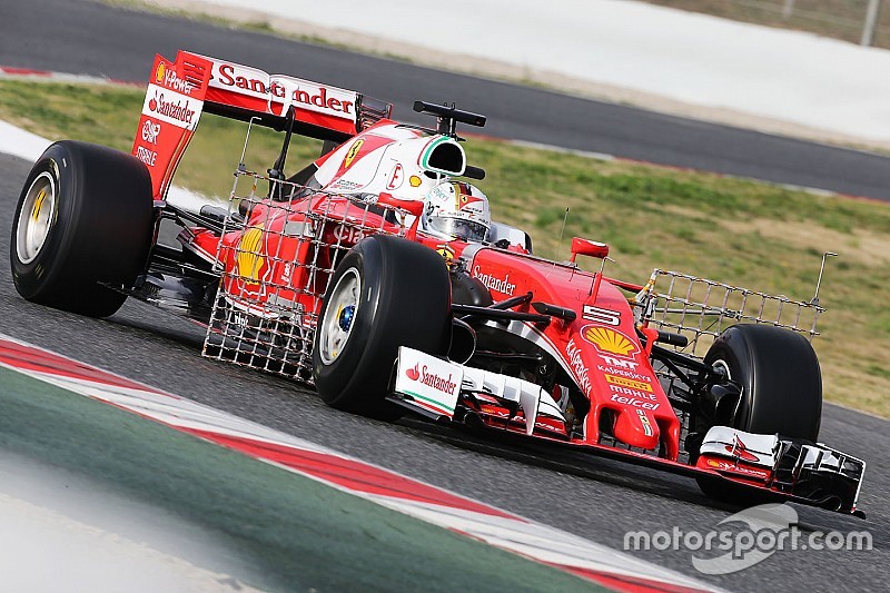 Vettel klokt snelste tijd op ochtend eerste testdag