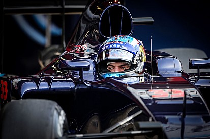 Max Verstappen rijdt eerste meters met nieuwe Toro Rosso