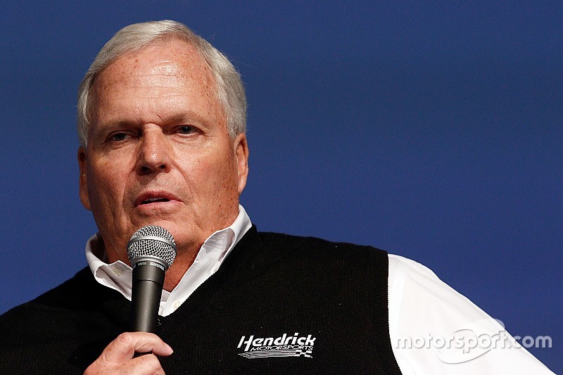 Rick Hendrick, sorprendido con los cambios de Stewart-Haas Racing
