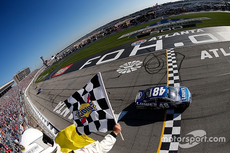 Johnson wint op Atlanta, evenaart record Earnhardt