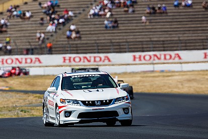 Sarah Fisher bestuurt pacecar tijdens IndyCar-seizoen 2016