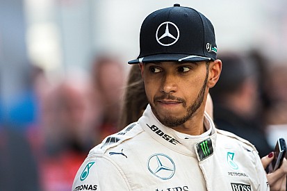 Hamilton diz que Mercedes deve ficar atenta à Ferrari
