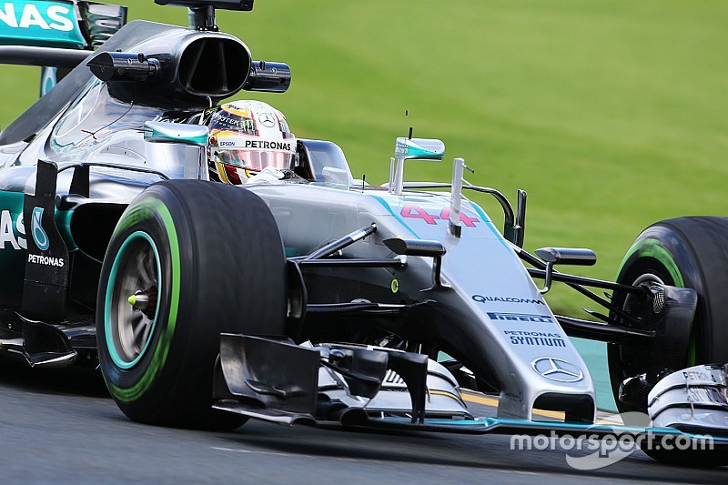 Lewis Hamilton als een klein kind met kerstmis in Melbourne