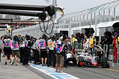 Grosjean e Haryanto protagonizam incidente bizarro nos pits