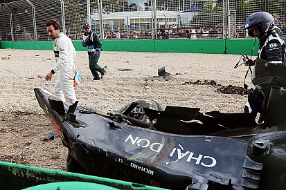 Button: "El halo no habría empeorado el accidente de Alonso"