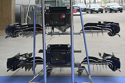 McLaren: c'è anche una pinna sotto al muso
