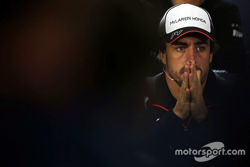 La falta de un documento casi deja a Alonso sin correr