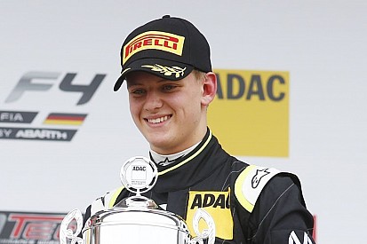 Шумахер выиграл гонку в Ошерслебене