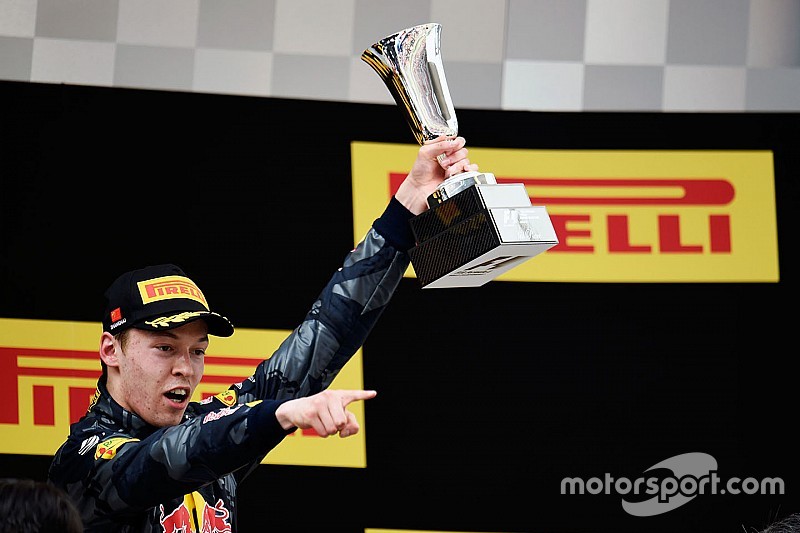 Kvyat consigue el premio 'Piloto del día' del GP de China