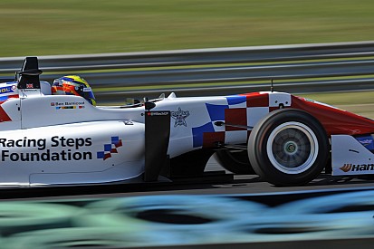 Barnicoat evita el triplete de Prema tras triunfos de Aron y Gunther