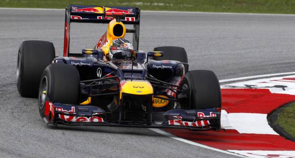 Vettel: McLaren'i yenmeliyiz