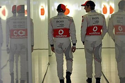 Hamilton Button tehdidinden endişe duymuyor