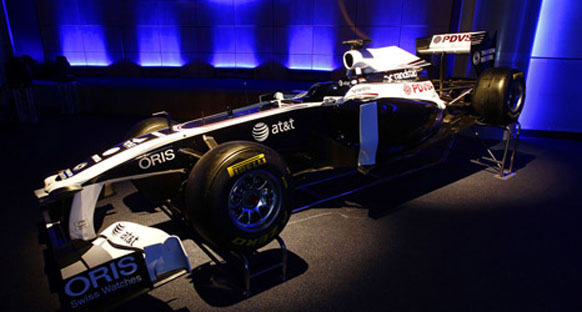 Williams FW34'ün örtüsünü pit alanında indirecek