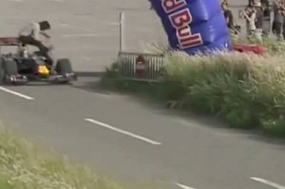F1 aracına nasıl çarpılır?