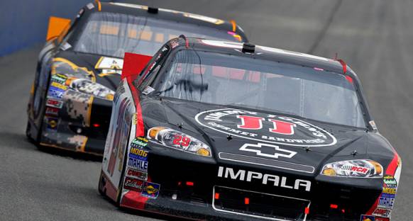 Martinsville'de zafer Harvick'in oldu