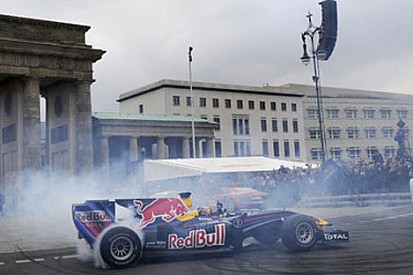 Vettel Berlin'de lastik yaktı