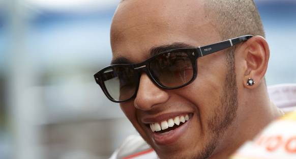 Hamilton'dan Alonso'ya beyaz bayrak