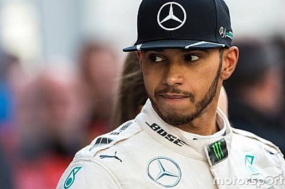Hamilton: Mercedes, Ferrari'ye dikkat etmeli