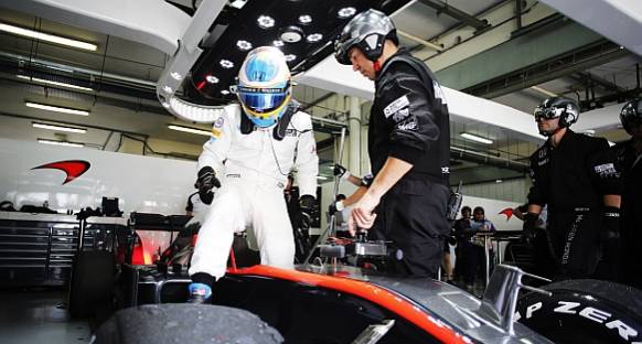 Güç ünitesi sorunları Mclaren pilotlarını yarış dışı bıraktı