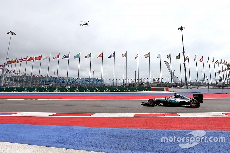 Hamilton lidera una segunda práctica con preocupación en Ferrari