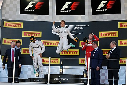 Rosberg alarga su racha de triunfos y Hamilton minimiza daños