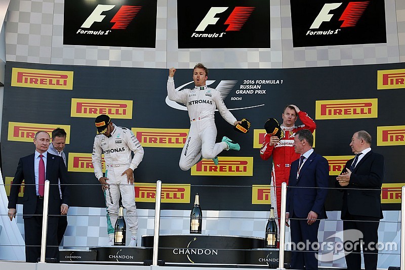 Rosberg alarga su racha de triunfos y Hamilton minimiza daños