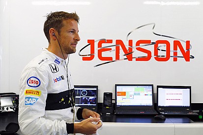 Button carga contra Red Bull por el intercambio Kvyat/Verstappen