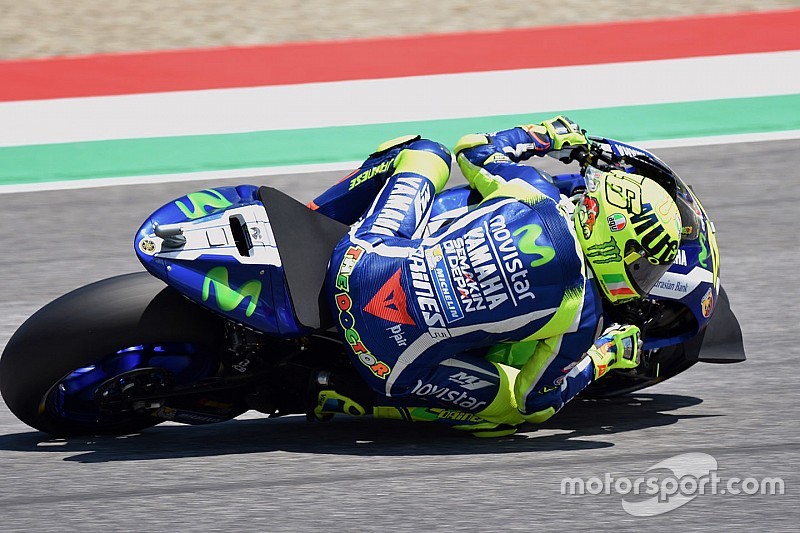 Rossi enciende Mugello con una pole asistida por Viñales