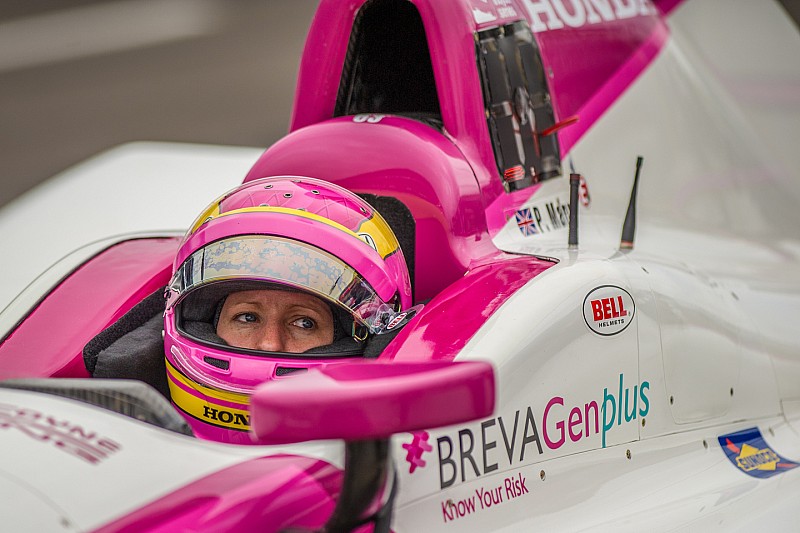 Pippa Mann choca durante la primera calificación de Indy 500