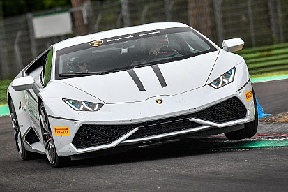 Dovizioso e Stoner in pista ad Imola con Lamborghini Accademia