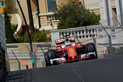 Vettel snelste in laatste training Monaco, Verstappen schampt vangrail